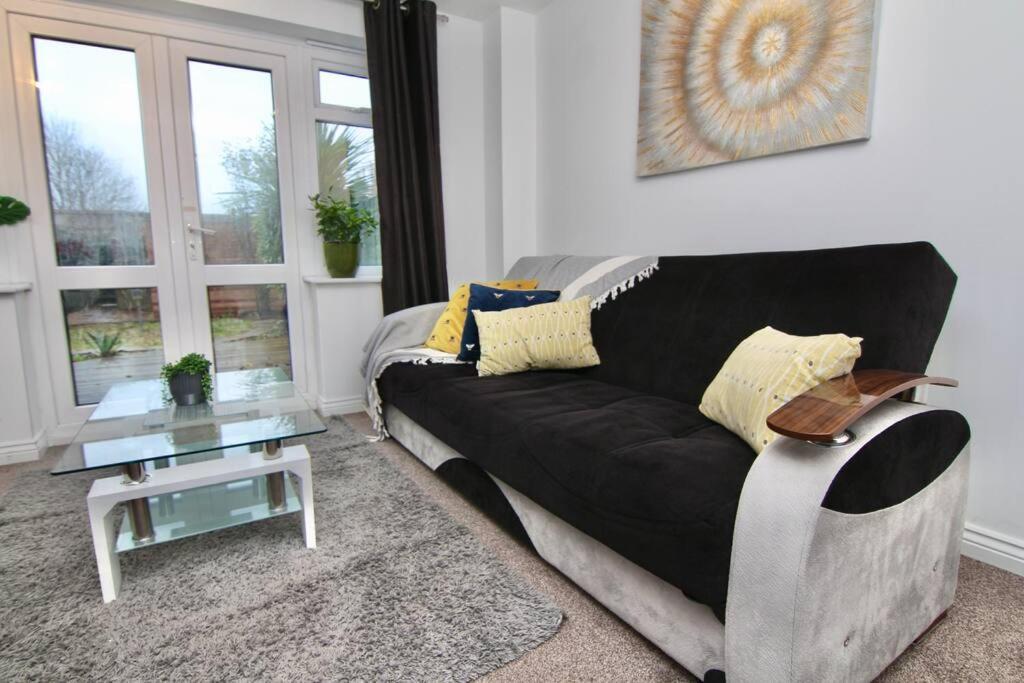 Daimler House - Cosy Home Near Coventry City Centre ภายนอก รูปภาพ