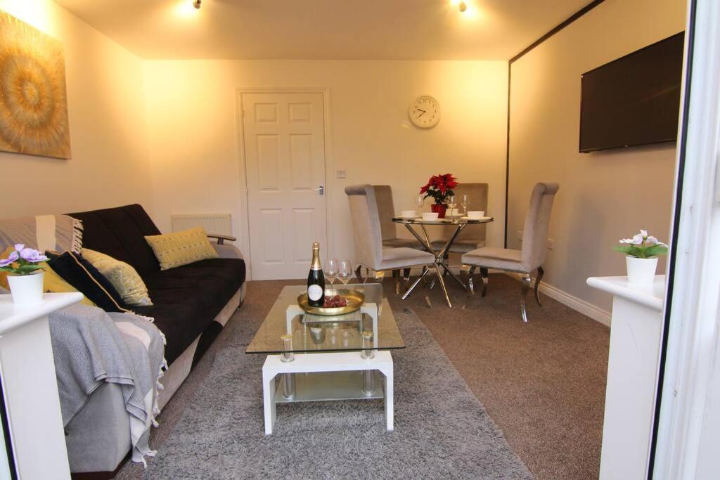 Daimler House - Cosy Home Near Coventry City Centre ภายนอก รูปภาพ