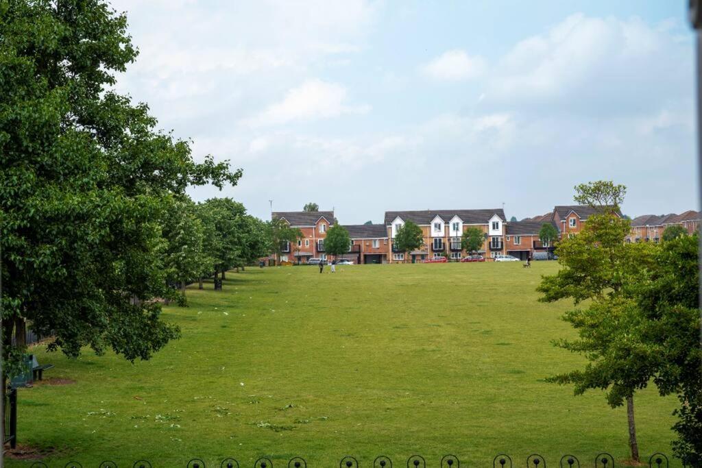 Daimler House - Cosy Home Near Coventry City Centre ภายนอก รูปภาพ